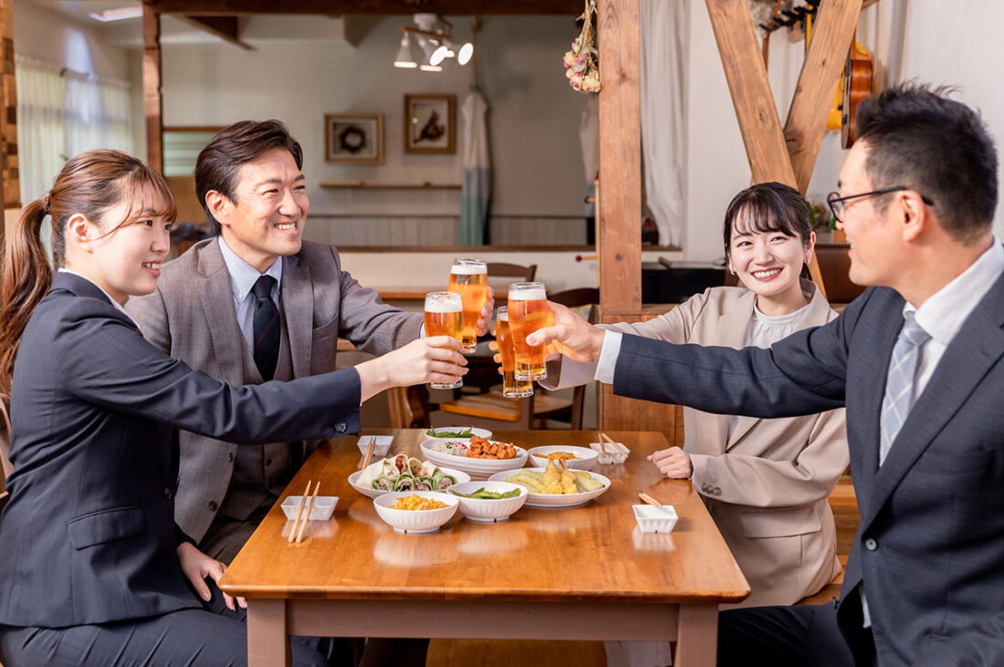 懇親会とは？親睦会との違いや目的、企画や案内状マナーも解説